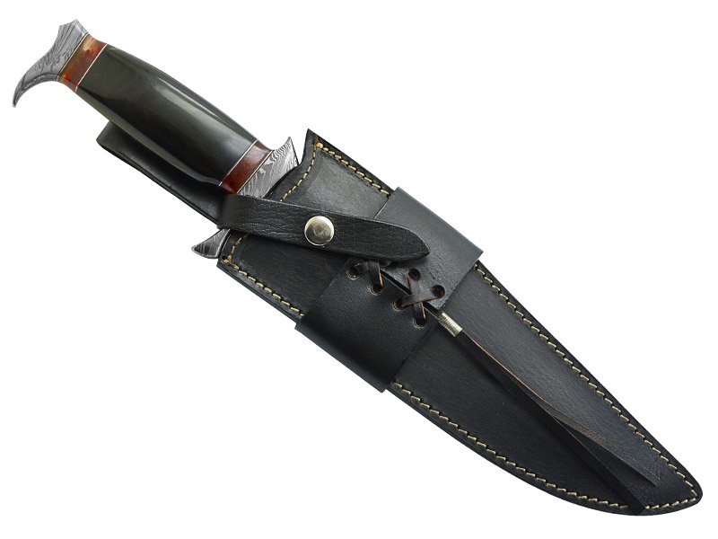 Faca bowie para colecionador forjada em aço damasco. Empunhadura em chifre de búfalo, 38 cm
