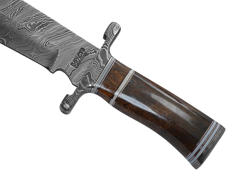 Faca bowie para colecionador em aço damasco. Empunhadura em chifre de boi e jacarandá da Bahia, 44 cm