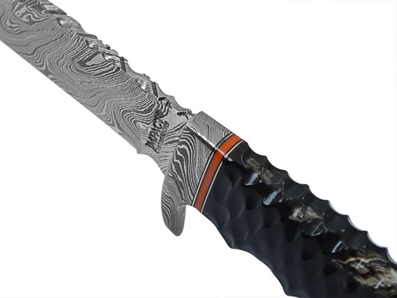 Faca bowie para colecionador em aço damasco. Empunhadura em chifre de boi escalavrado, 30 cm