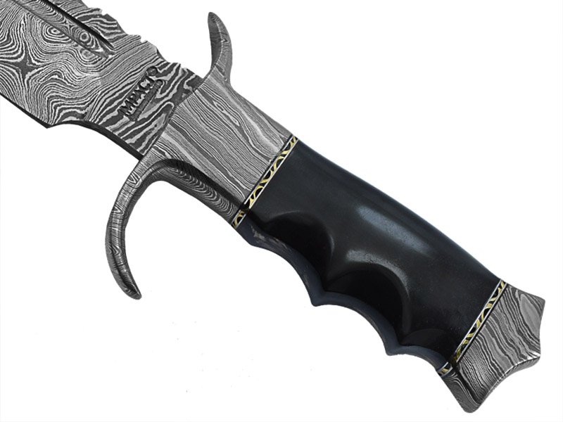 Faca bowie para colecionador em aço damasco. Empunhadura em chifre de búfalo, 41 cm