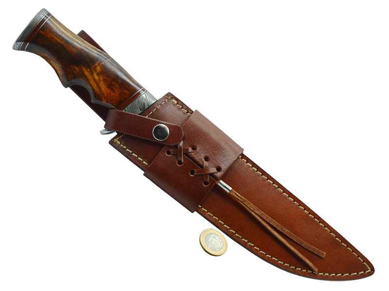 Faca bowie para colecionador em aço damasco. Empunhadura em nogueira, 37 cm