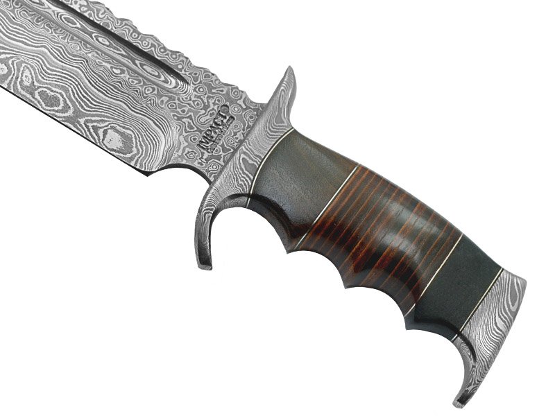 Faca bowie para colecionador em aço damasco fuller. Empunhadura em couro, 35 cm