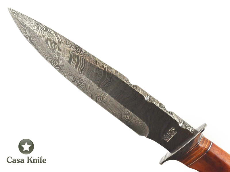 Faca Bowie para colecionador forjada em Aço Damasco. Empunhadura em Chifre de Boi, 32 cm.