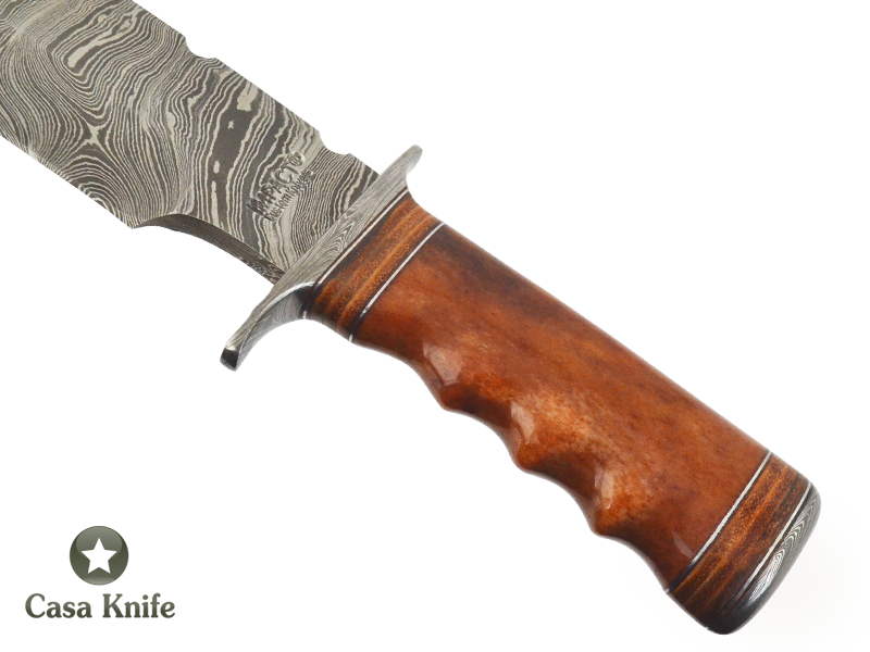 Faca Bowie para colecionador forjada em Aço Damasco. Empunhadura em Chifre de Boi, 32 cm.