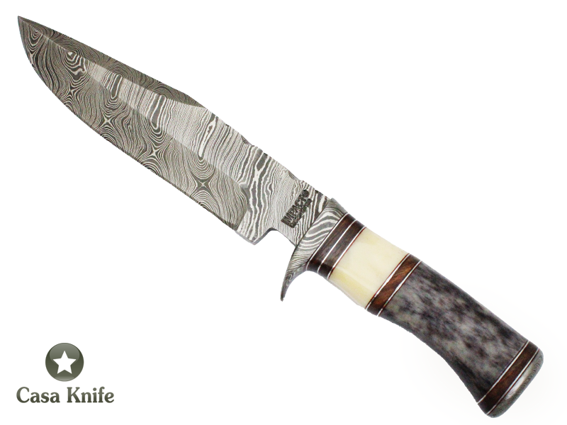 Faca Bowie para colecionador forjada em Aço Damasco. Empunhadura em Osso de Boi e Chifre de Búfalo, 34 cm.