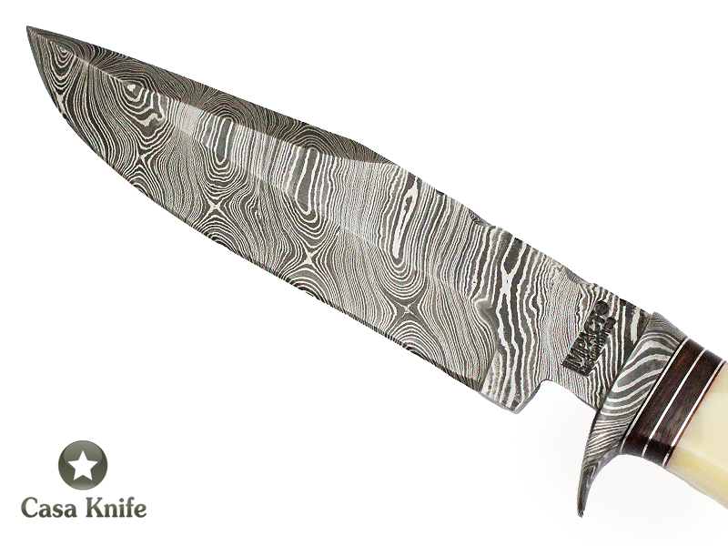 Faca Bowie para colecionador forjada em Aço Damasco. Empunhadura em Osso de Boi e Chifre de Búfalo, 34 cm.