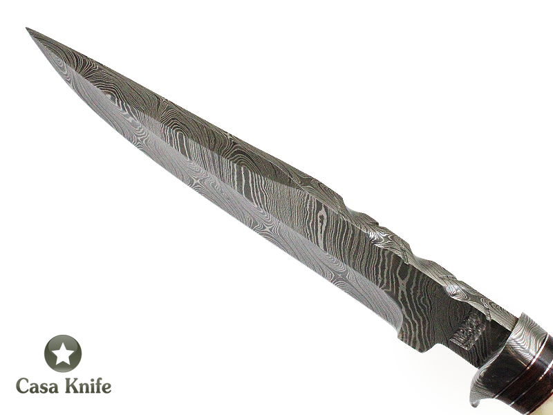 Faca Bowie para colecionador forjada em Aço Damasco. Empunhadura em Osso de Boi e Chifre de Búfalo, 34 cm.