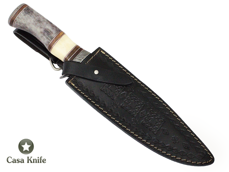 Faca Bowie para colecionador forjada em Aço Damasco. Empunhadura em Osso de Boi e Chifre de Búfalo, 34 cm.