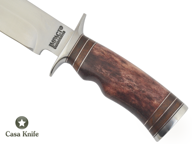 Faca Bowie para colecionador forjado em aço D2/ 60 HCR. Empunhadura em Osso de Boi e Radica Imbuia, 26 cm