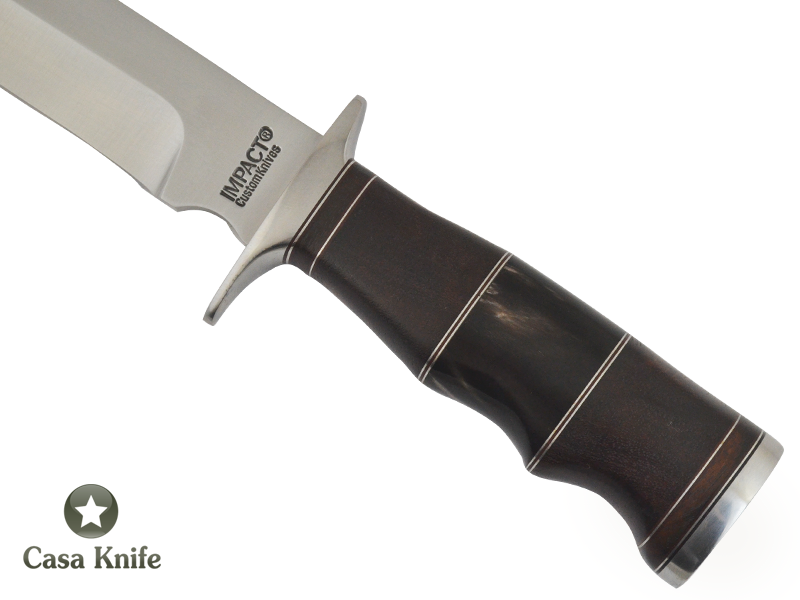 Faca Bowie para colecionador forjado em aço D2/ 60 HCR. Empunhadura em Radica de Imbuia e Chifre de Búfalo, 33 cm