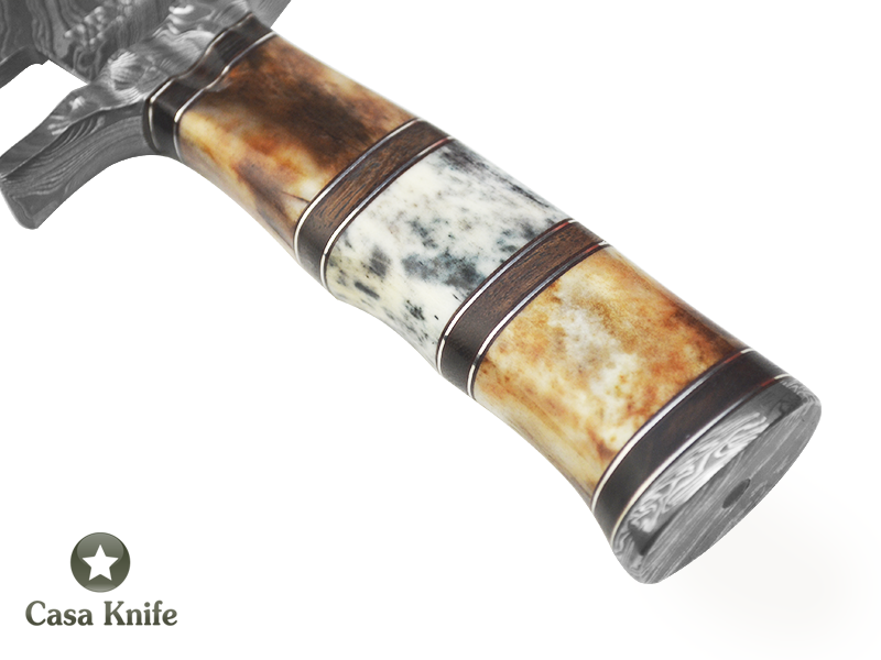 Faca Bowie para colecionador forjado em aço damasco Fuller. Empunhadura em Chifre de Bufalo tingido e madeira estabilizada, 36 cm