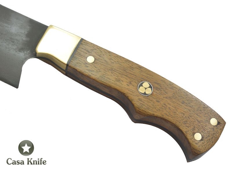 Faca Cheff para colecionador forjada em aço 5160 com oxidação preta. Empunhadura em Louro Faia. 38 cm