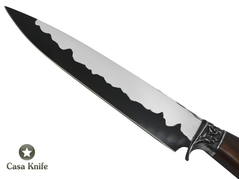 Faca Churrasco para colecionador forjado em aço San Mai com 1 barra de aço carbono 1070 e 2 barras de aço inox 304. Empunhadura em Canela, 33 cm