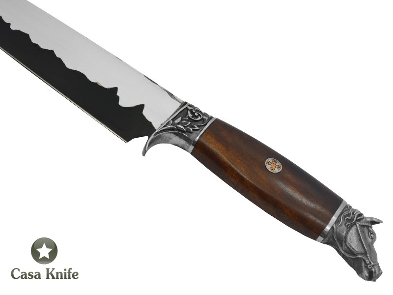 Faca Churrasco para colecionador forjado em aço San Mai com 1 barra de aço carbono 1070 e 2 barras de aço inox 304. Empunhadura em Canela, 33 cm