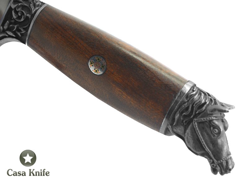 Faca Churrasco para colecionador forjado em aço San Mai com 1 barra de aço carbono 1070 e 2 barras de aço inox 304. Empunhadura em Canela, 33 cm