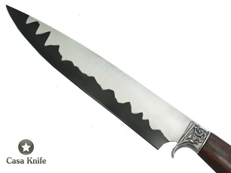 Faca Churrasco para colecionador forjado em aço San Mai com 1 barra de aço carbono 6160 e 2 barras de aço inox 420. Empunhadura em Madeira Canela, 36 cm