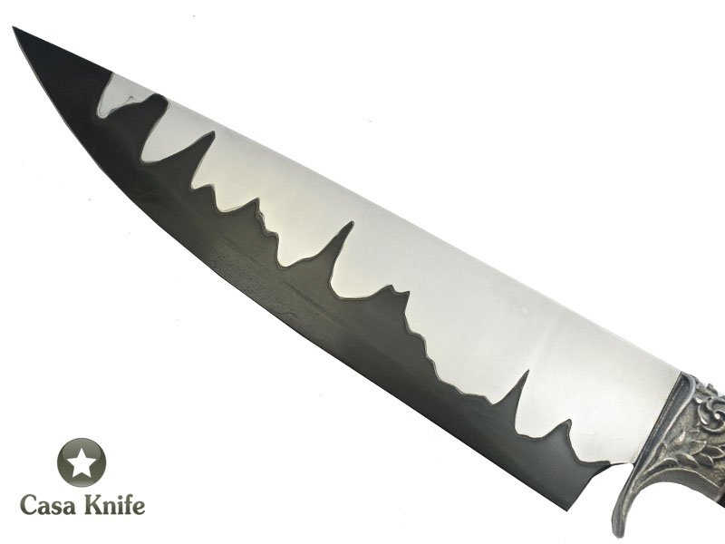 Faca Churrasco para colecionador forjado em aço San Mai com 1 barra de aço carbono 6160 e 2 barras de aço inox 420. Empunhadura em Madeira Ipé, 31 cm