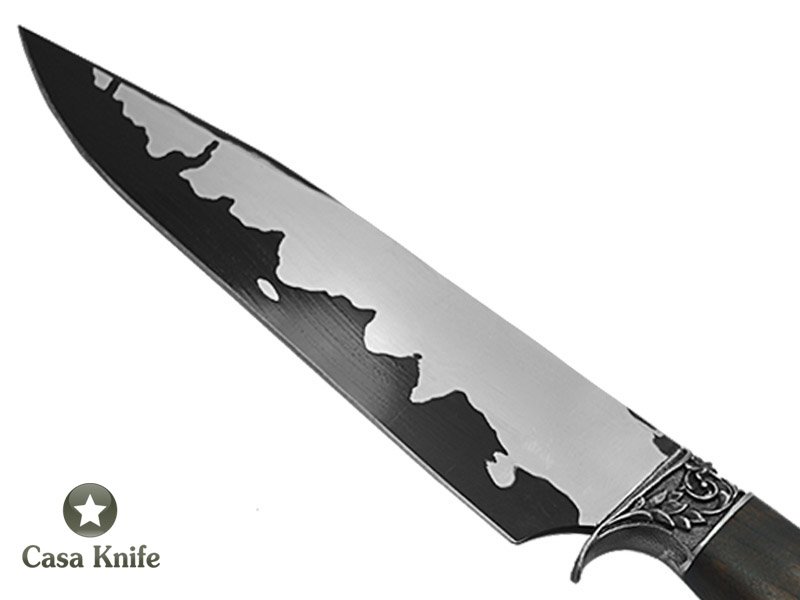 Faca Churrasco para colecionador forjado em aço San Mai com 1 barra de aço carbono 6160 e 2 barras de aço inox 420. Empunhadura em Canela Preta, 32 cm