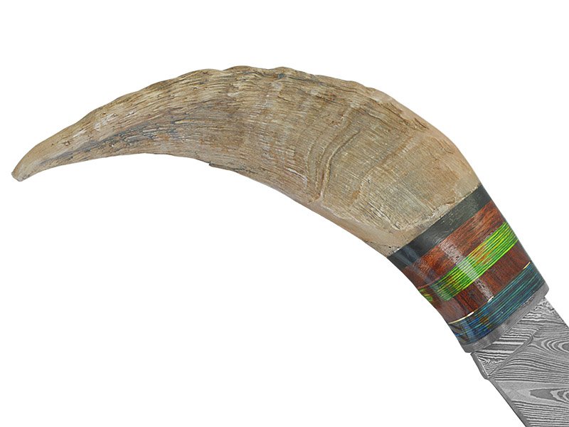 Faca de caça em aço damasco para colecionador. Empunhadura em chifre de carneiro, 26 cm