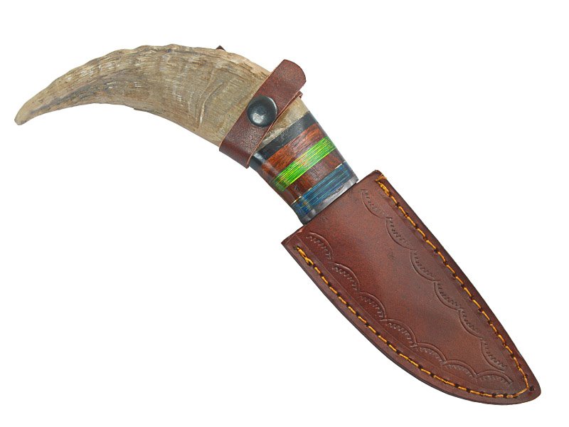 Faca de caça em aço damasco para colecionador. Empunhadura em chifre de carneiro, 26 cm