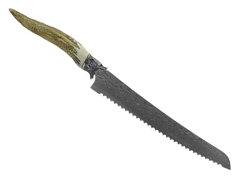Faca de pão serrilhada forjada em aço damasco. Empunhadura em chifre de servo,