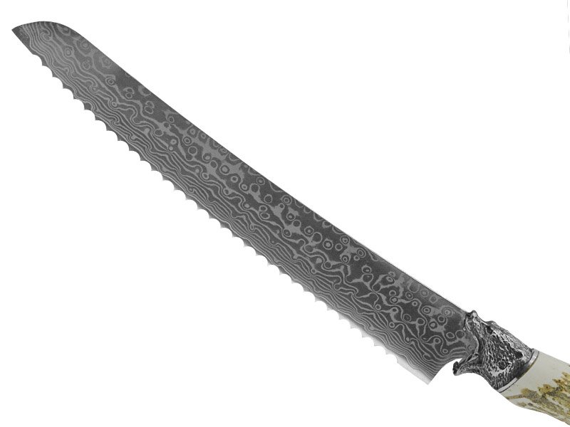 Faca de pão serrilhada forjada em aço damasco. Empunhadura em chifre de servo,