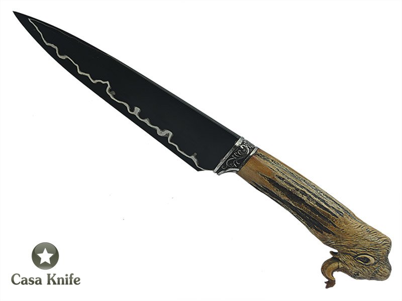 Faca para colecionador Montecristo forjado em aço Go Mai, 3 barras com aço 1070 e 2 inox 304. Empunhadura em Chifre de Cervo Esculpido, 32 cm