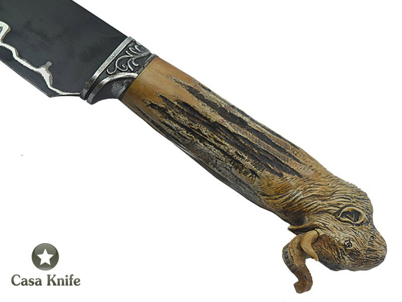 Faca para colecionador Montecristo forjado em aço Go Mai, 3 barras com aço 1070 e 2 inox 304. Empunhadura em Chifre de Cervo Esculpido, 32 cm