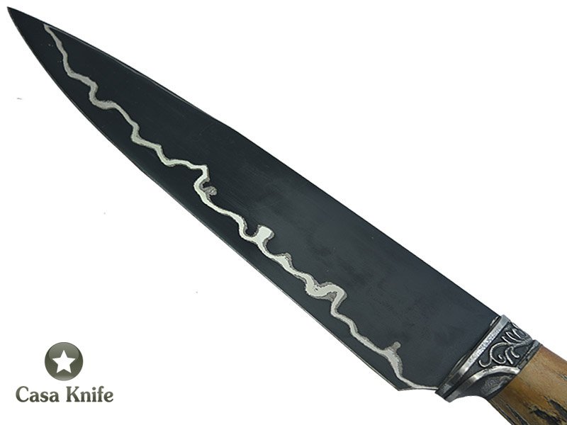 Faca para colecionador Montecristo forjado em aço Go Mai, 3 barras com aço 1070 e 2 inox 304. Empunhadura em Chifre de Cervo Esculpido, 32 cm