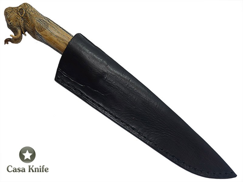Faca para colecionador Montecristo forjado em aço Go Mai, 3 barras com aço 1070 e 2 inox 304. Empunhadura em Chifre de Cervo Esculpido, 32 cm