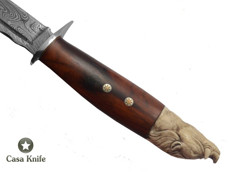 Faca Javalizeira para colecionador forjada em aço damasco. Empunhadura em Jacaranda Bahia com Resina, 38 cm