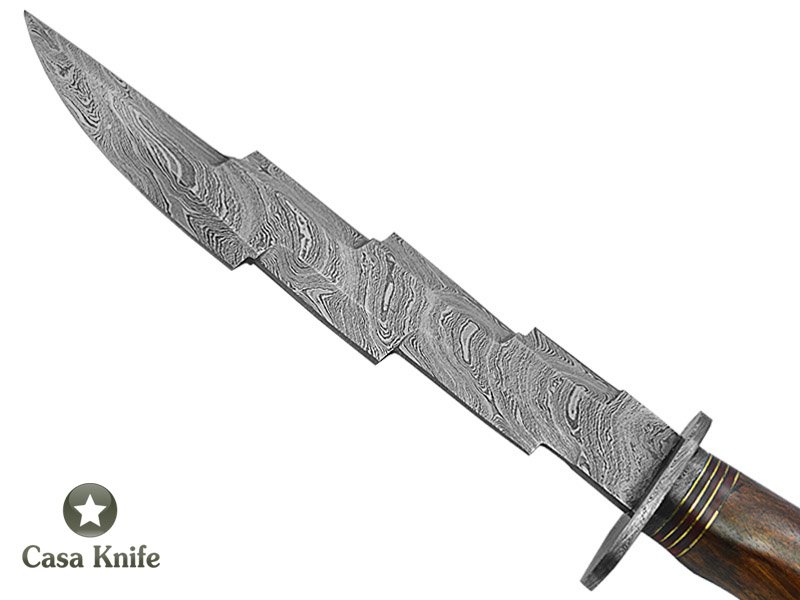 Faca Kriss para colecionador forjada em aço damasco. Empunhadura em rádica de roseira, 36 cm