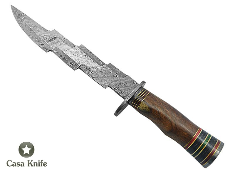 Faca Kriss para colecionador forjada em aço damasco. Empunhadura em rádica de roseira, 36 cm
