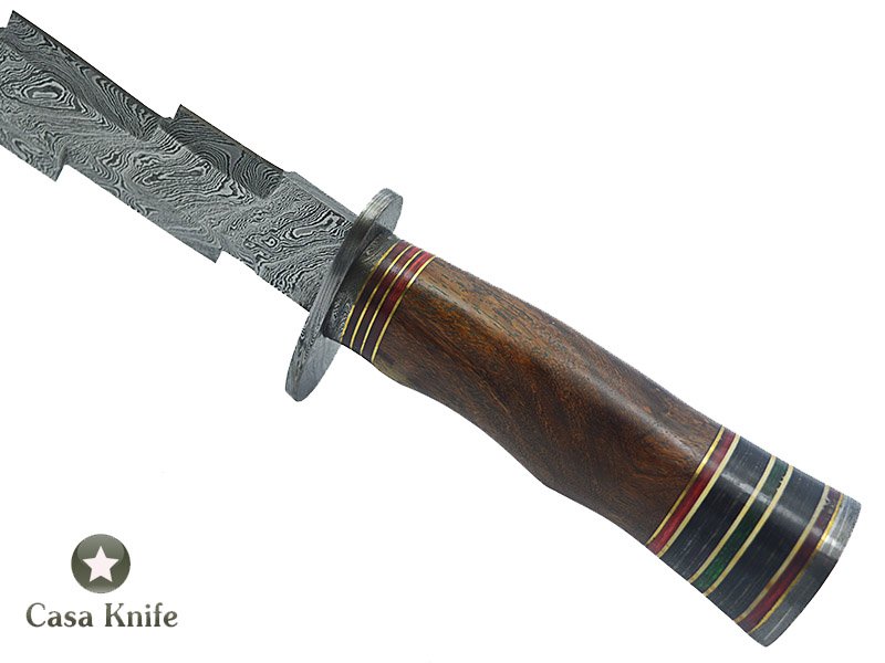 Faca Kriss para colecionador forjada em aço damasco. Empunhadura em rádica de roseira, 36 cm