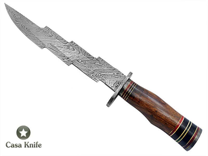 Faca Kriss para colecionador forjada em aço damasco. Empunhadura em rádica de roseira, 36 cm