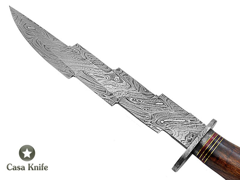 Faca Kriss para colecionador forjada em aço damasco. Empunhadura em rádica de roseira, 36 cm