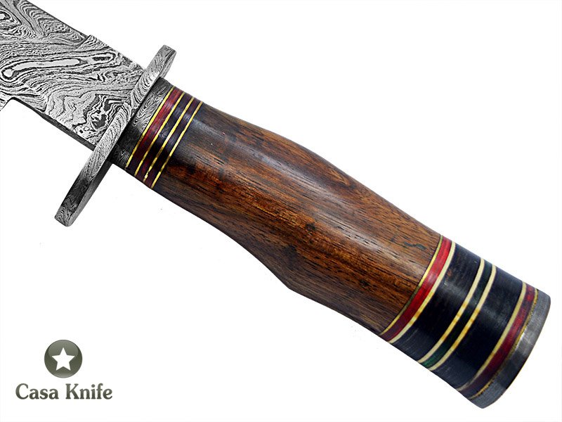 Faca Kriss para colecionador forjada em aço damasco. Empunhadura em rádica de roseira, 36 cm