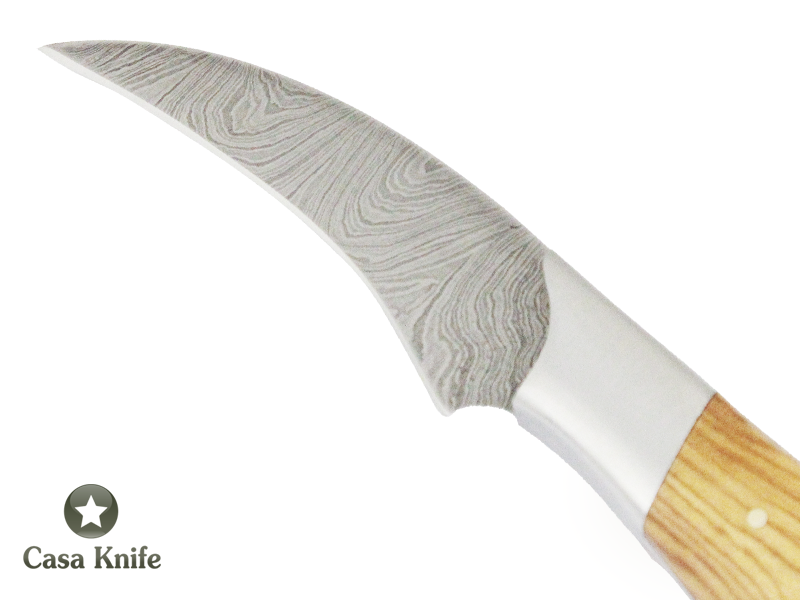 Faca Master Cheff para colecionador forjada em aço damasco, com Empunhadura em Madeira de Oliveira estabilizada e Chifre de Boi. 19 cm