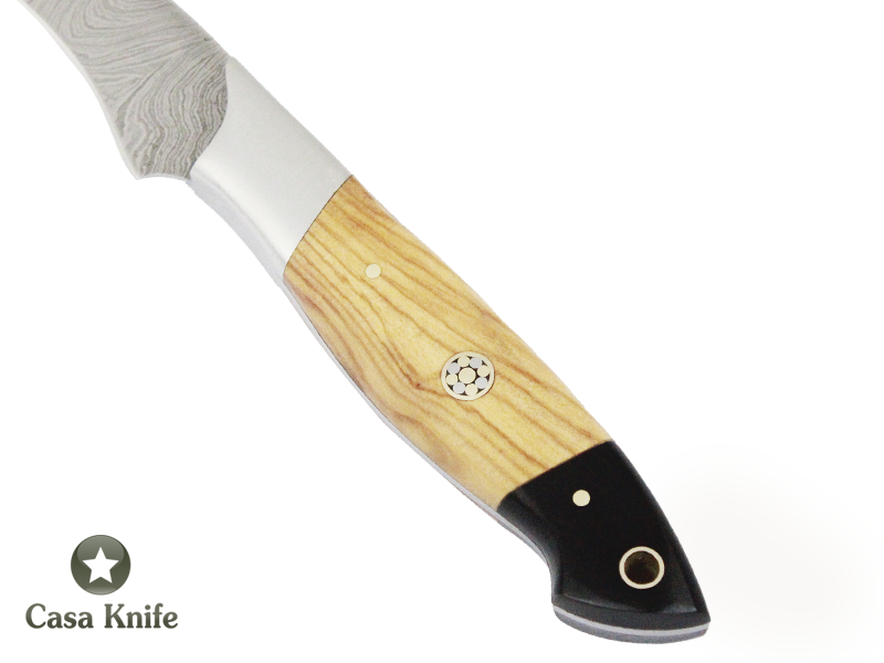 Faca Master Cheff para colecionador forjada em aço damasco, com Empunhadura em Madeira de Oliveira estabilizada e Chifre de Boi. 19 cm