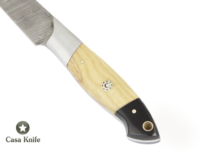 Faca Master Cheff para colecionador forjada em aço damasco, com Empunhadura em Madeira de Oliveira estabilizada e Chifre de Boi. 21 cm