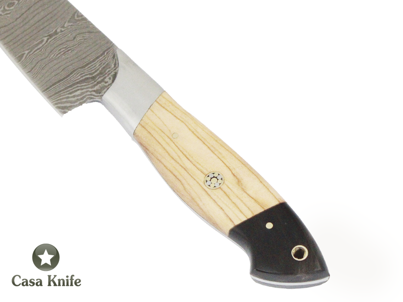Faca Master Cheff para colecionador forjada em aço damasco, com Empunhadura em Madeira de Oliveira estabilizada e Chifre de Boi. 28 cm