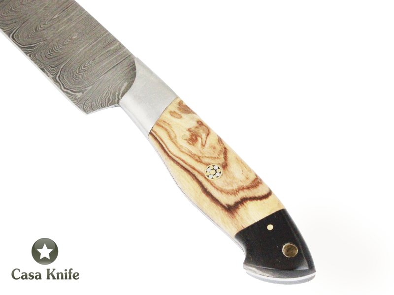 Faca Master Cheff para colecionador forjada em aço damasco, com Empunhadura em Madeira de Oliveira estabilizada e Chifre de Boi. 32 cm