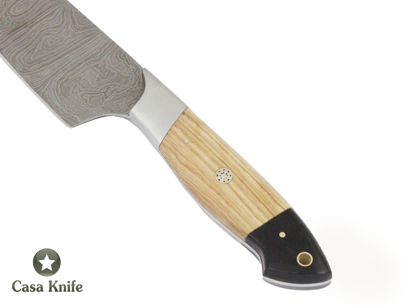 Faca Master Cheff para colecionador forjada em aço damasco, com Empunhadura em Madeira de Oliveira estabilizada e Chifre de Boi. 32 cm