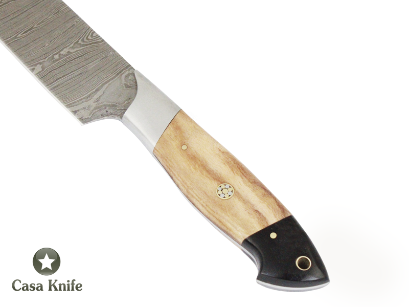 Faca Master Cheff para colecionador forjada em aço damasco, com Empunhadura em Madeira de Oliveira estabilizada e Chifre de Boi. 37 cm