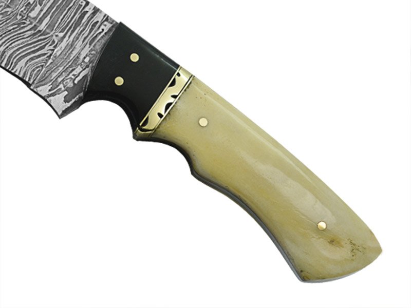 Faca skinner para colecionador forjada em aço damasco. Empunhadura em osso de camelo, 23 cm
