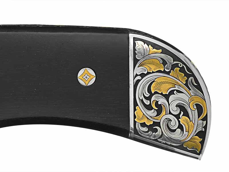 Faca para colecionador forjada em raro aço damasco mosaico. Empunhadura ricamente adornada em ouro 24k com talas em ébano africano, 39 cm