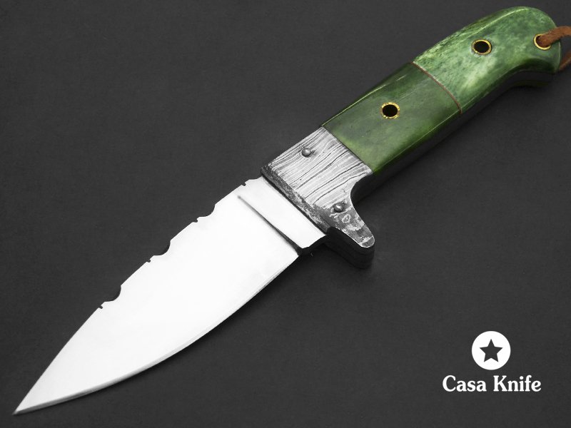 Faca para colecionador em aço inoxidável com empunhadura em osso de camelo tingido 22 cm.