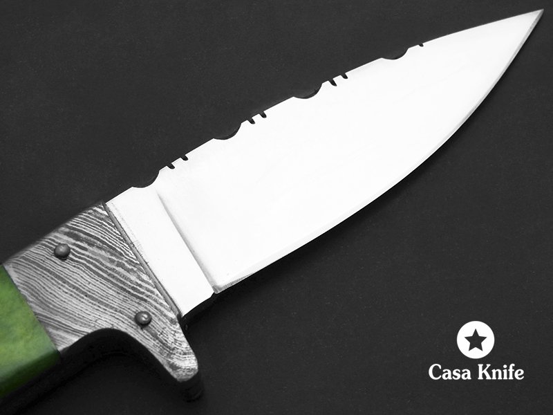 Faca para colecionador em aço inoxidável com empunhadura em osso de camelo tingido 22 cm.