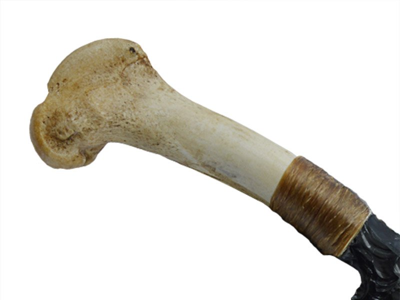 Faca para colecionador em Obsidiana. Empunhadura em chifre de cabrito, 27 cm