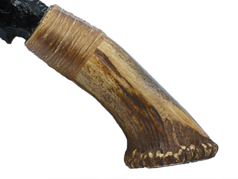 Faca para colecionador em Obsidiana preta. Empunhadura em chifre de cervo, 29 cm